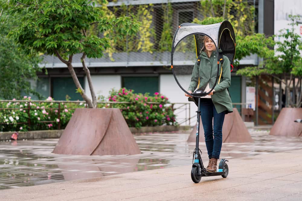 Trottinette électrique ou vélo, quelle mobilité choisir pour rouler sous la  pluie ? - Rainjoy
