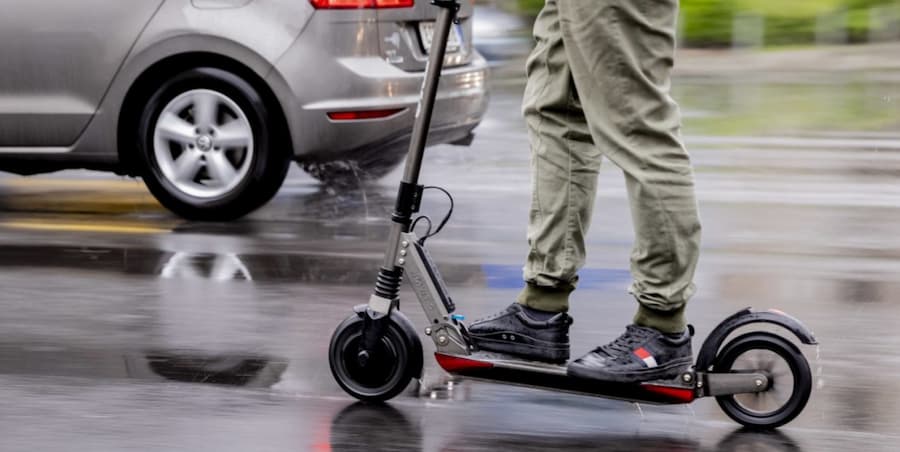 Trottinette électrique ou vélo, quelle mobilité choisir pour rouler sous la  pluie ? - Rainjoy